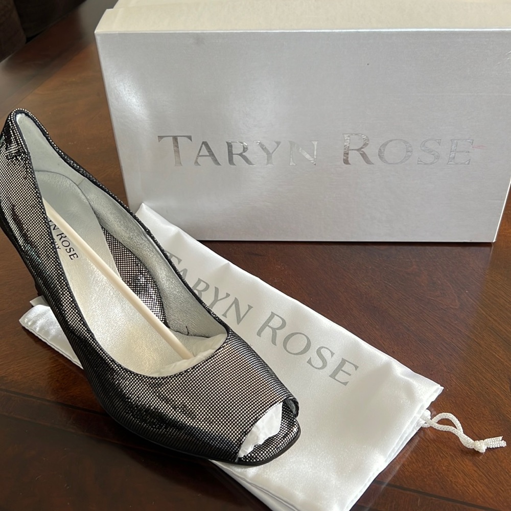 NEW Taryn Rose pumps… size 9